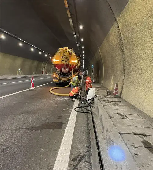 宝塔隧道排水渠清淤